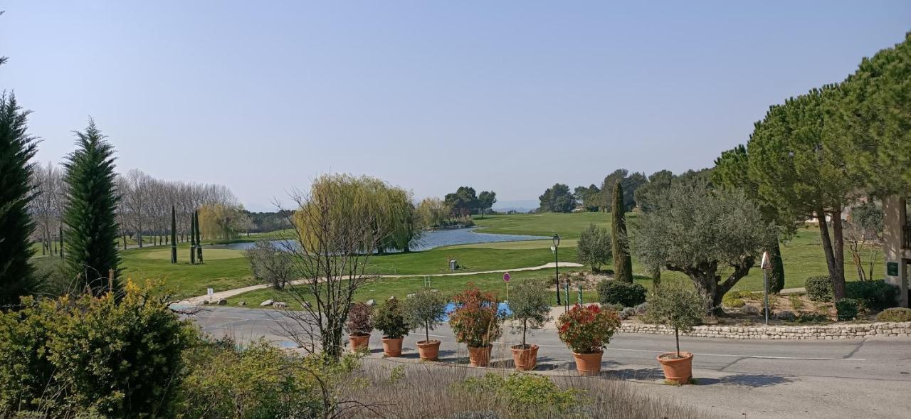 Charmant T2 climatisé avec belle vue , Golf de Pont-Royal Mallemort Exterior foto