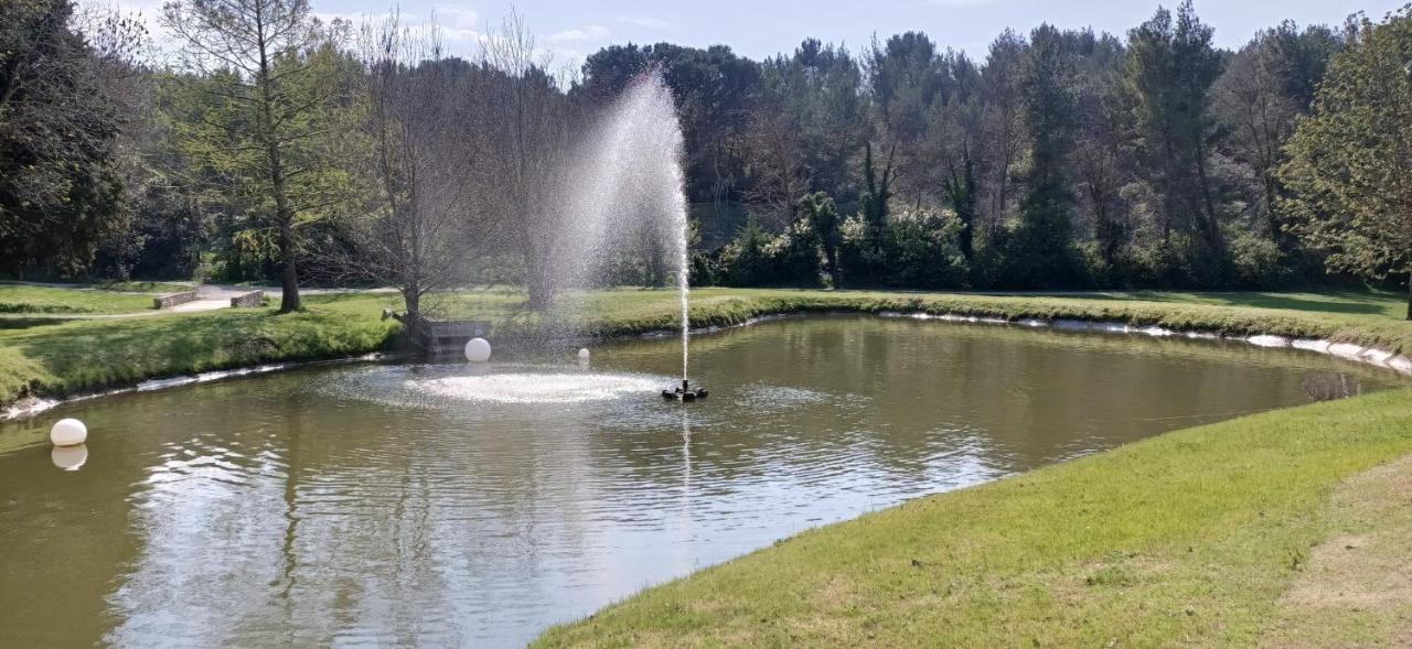Charmant T2 climatisé avec belle vue , Golf de Pont-Royal Mallemort Exterior foto