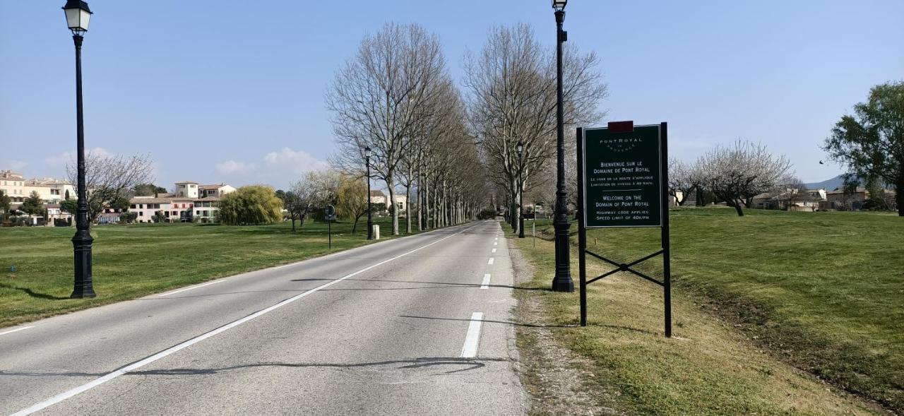 Charmant T2 climatisé avec belle vue , Golf de Pont-Royal Mallemort Exterior foto