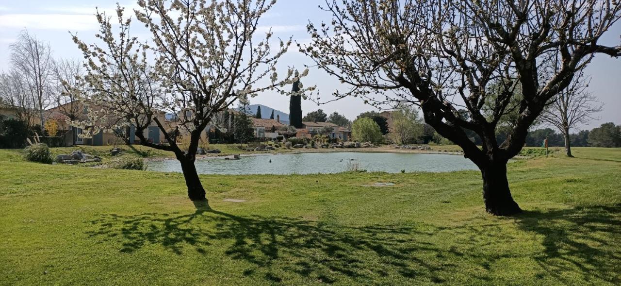 Charmant T2 climatisé avec belle vue , Golf de Pont-Royal Mallemort Exterior foto