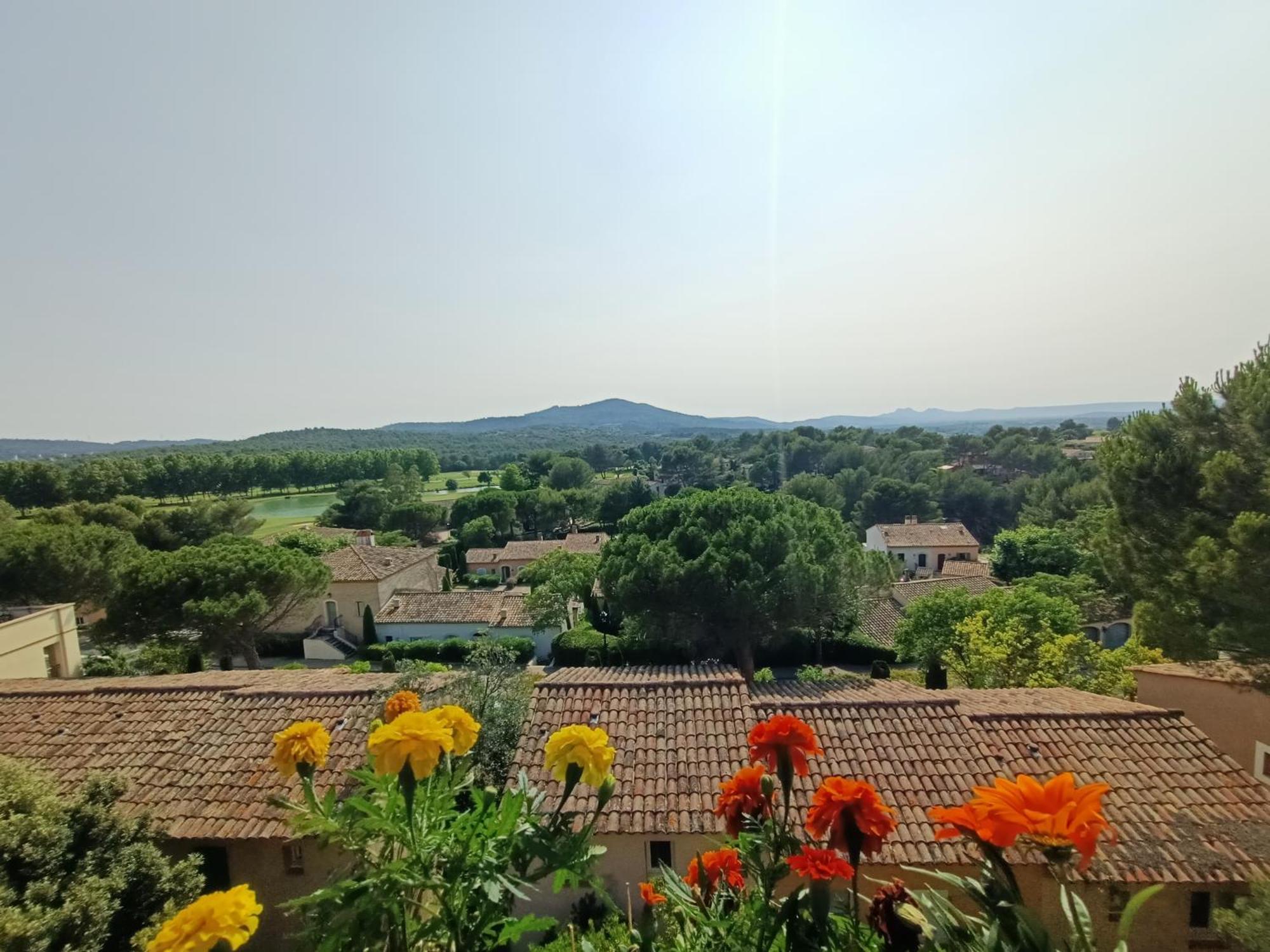 Charmant T2 climatisé avec belle vue , Golf de Pont-Royal Mallemort Habitación foto